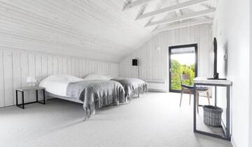 Фото номера Коттедж с 6 спальнями Дома для отпуска Kalaranna Holiday Home г. Eisma 45