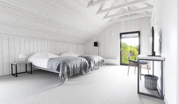 Фото номера Коттедж с 6 спальнями Дома для отпуска Kalaranna Holiday Home г. Eisma 23